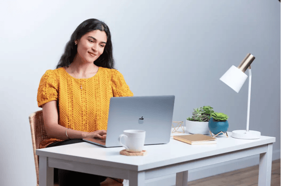 Persona usando generador de firmas de correo de HubSpot